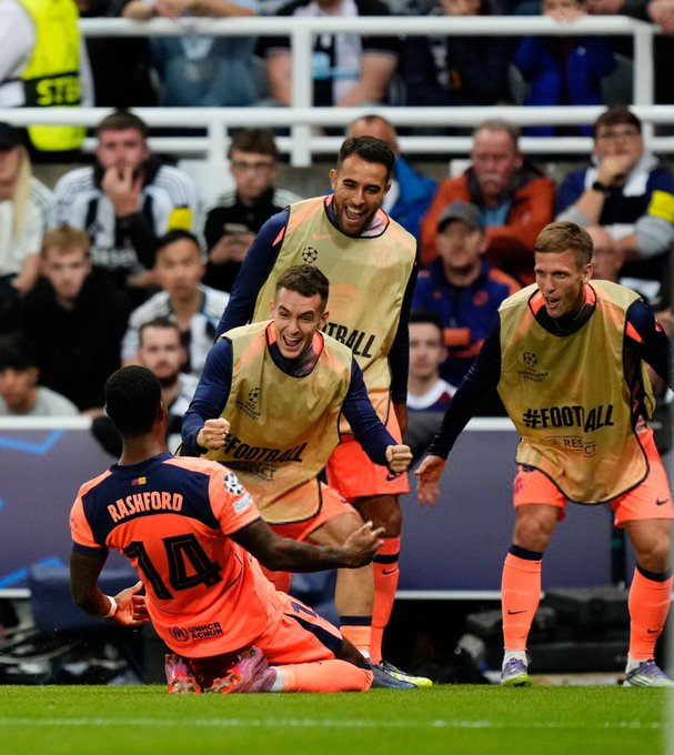 Rashford brilla con doblete