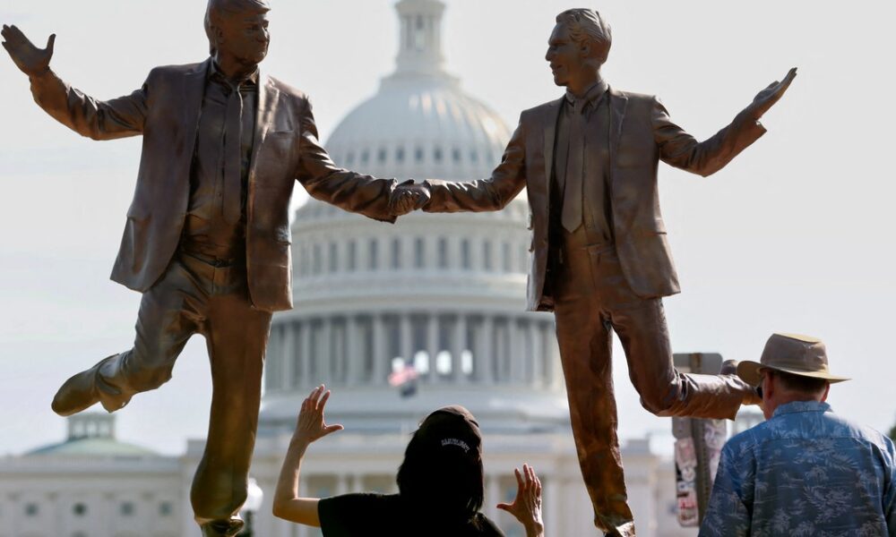 Escultura de Trump y Epstein cerca de la Casa Blanca desata polémica mundial