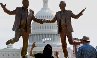 Escultura de Trump y Epstein cerca de la Casa Blanca desata polémica mundial