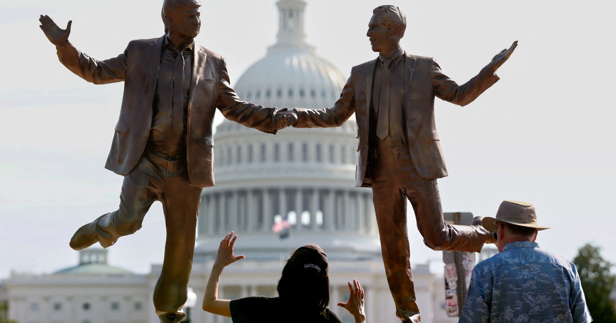 Escultura de Trump y Epstein cerca de la Casa Blanca desata polémica mundial