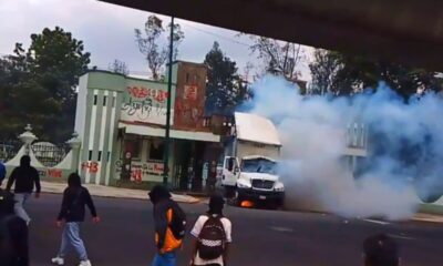 Un camión arde en Campo Militar 1-A durante protesta por Ayotzinapa.