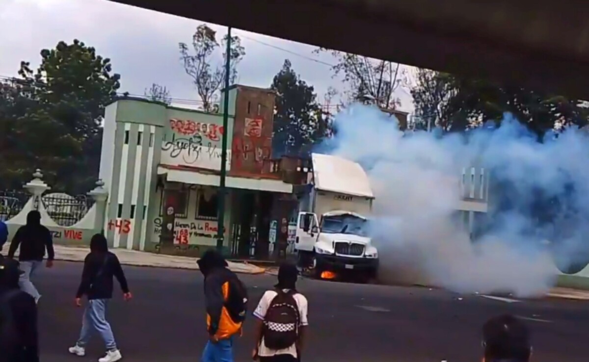 Un camión arde en Campo Militar 1-A durante protesta por Ayotzinapa.
