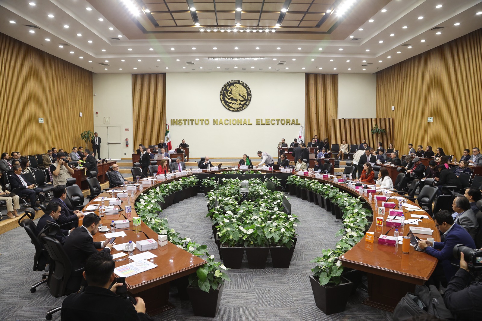 Consejeros del INE defienden su independencia en medio de investigación interna