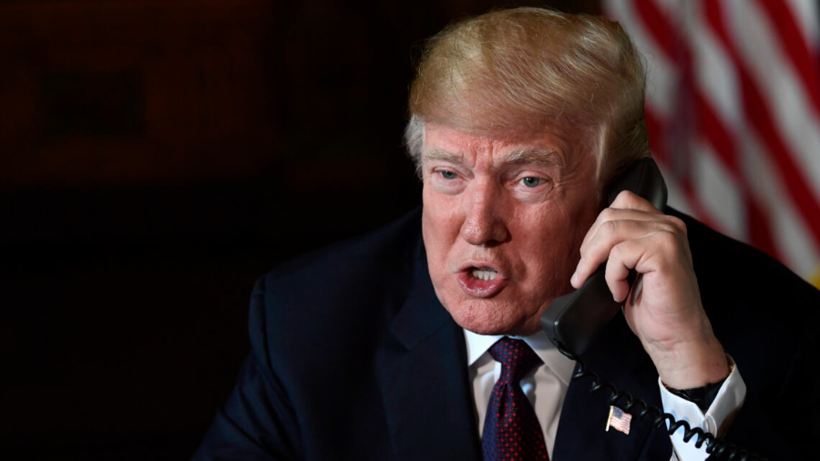 Trump sugiere quitar licencias a cadenas por mala cobertura.