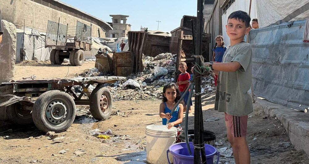 La guerra en Gaza alcanzó este domingo un nuevo nivel de dramatismo. Tanques israelíes irrumpieron en barrios residenciales como Sabra, Tel Al-Hawa, Sheikh Radwan y Al-Naser, acercándose peligrosamente al corazón de la ciudad, donde cientos de miles de personas aún permanecen atrapadas. Los ataques, que forman parte de la ofensiva terrestre iniciada el 16 de septiembre, han dejado a hospitales y médicos desbordados. Autoridades sanitarias locales reconocieron que ya no pueden responder a decenas de llamadas de auxilio, mientras la Organización Mundial de la Salud confirmó el cierre de cuatro centros médicos en la ciudad. Naciones Unidas advirtió que también han tenido que cerrar espacios destinados a combatir la desnutrición, en medio de una emergencia humanitaria cada vez más severa. Israel exige la rendición total de Hamas, pero el grupo aseguró este domingo que no ha recibido ninguna nueva propuesta de mediadores. Mientras tanto, desde Washington, el presidente Donald Trump aseguró que un acuerdo “parece probable” y anunció una reunión en la Casa Blanca con el primer ministro israelí, Benjamin Netanyahu. La realidad en Gaza, sin embargo, es devastadora: calles destruidas, familias desplazadas y servicios médicos colapsados, en medio de un asedio que mantiene a toda una población civil atrapada entre el fuego cruzado. Yohali A CUADRO: La devastación humanitaria en Gaza sigue creciendo y la violencia no se detiene. La pregunta de fondo es si todas estas presiones diplomáticas lograrán traducirse en hechos: un alto al fuego real, ayuda humanitaria sin trabas y un camino viable hacia la paz. Lo cierto es que el reclamo mundial coloca en aprietos a Israel y a sus aliados, y abre un nuevo capítulo en un conflicto que, hasta ahora, no encuentra salida.