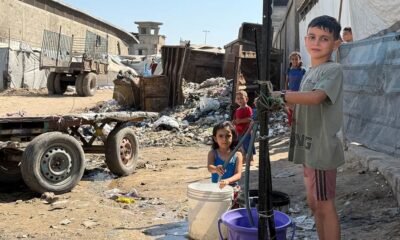 La guerra en Gaza alcanzó este domingo un nuevo nivel de dramatismo. Tanques israelíes irrumpieron en barrios residenciales como Sabra, Tel Al-Hawa, Sheikh Radwan y Al-Naser, acercándose peligrosamente al corazón de la ciudad, donde cientos de miles de personas aún permanecen atrapadas. Los ataques, que forman parte de la ofensiva terrestre iniciada el 16 de septiembre, han dejado a hospitales y médicos desbordados. Autoridades sanitarias locales reconocieron que ya no pueden responder a decenas de llamadas de auxilio, mientras la Organización Mundial de la Salud confirmó el cierre de cuatro centros médicos en la ciudad. Naciones Unidas advirtió que también han tenido que cerrar espacios destinados a combatir la desnutrición, en medio de una emergencia humanitaria cada vez más severa. Israel exige la rendición total de Hamas, pero el grupo aseguró este domingo que no ha recibido ninguna nueva propuesta de mediadores. Mientras tanto, desde Washington, el presidente Donald Trump aseguró que un acuerdo “parece probable” y anunció una reunión en la Casa Blanca con el primer ministro israelí, Benjamin Netanyahu. La realidad en Gaza, sin embargo, es devastadora: calles destruidas, familias desplazadas y servicios médicos colapsados, en medio de un asedio que mantiene a toda una población civil atrapada entre el fuego cruzado. Yohali A CUADRO: La devastación humanitaria en Gaza sigue creciendo y la violencia no se detiene. La pregunta de fondo es si todas estas presiones diplomáticas lograrán traducirse en hechos: un alto al fuego real, ayuda humanitaria sin trabas y un camino viable hacia la paz. Lo cierto es que el reclamo mundial coloca en aprietos a Israel y a sus aliados, y abre un nuevo capítulo en un conflicto que, hasta ahora, no encuentra salida.