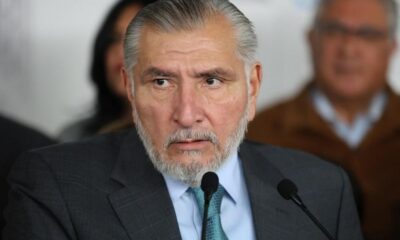 Exigen investigar a Adán Augusto López por presuntas irregularidades patrimoniales El Sistema Nacional Anticorrupción pide a la FGR y a la UIF abrir una indagatoria; el senador asegura estar “tranquilo” ante lo que considera una campaña en su contra Ciudad de México. — Los comités y consejos de participación ciudadana del Sistema Nacional Anticorrupción (SNA) exigieron una investigación formal contra el senador Adán Augusto López Hernández, coordinador de Morena en el Senado, por posibles inconsistencias patrimoniales y operaciones financieras irregulares. En un pronunciamiento público, las integrantes del SNA pidieron a la Fiscalía General de la República (FGR) y a la Unidad de Inteligencia Financiera (UIF) determinar si existen elementos para abrir una indagatoria. Subrayaron que el fuero parlamentario no puede confundirse con impunidad y que ningún funcionario está por encima de la ley. El comunicado —difundido en las redes oficiales del Comité de Participación Ciudadana— fue retirado poco después, presuntamente por presiones internas, según denunció Vania Pérez Morales, presidenta del Sistema Nacional Anticorrupción. La solicitud surge tras un reportaje de N+ que reveló que el legislador omitió declarar ingresos por más de 79 millones de pesos, algunos supuestamente vinculados con empresas fantasma y contratistas del gobierno de Tabasco. Reacción del senador Cuestionado sobre el tema, Adán Augusto López afirmó que los órganos del SNA “pueden solicitar el esclarecimiento de su patrimonio”, pero que él se mantiene “tranquilo” y atribuyó las denuncias a una campaña política en su contra. En paralelo, las organizaciones ciudadanas pidieron también la intervención del Servicio de Administración Tributaria (SAT), la Auditoría Superior de la Federación (ASF) y el Senado de la República, con el fin de verificar la información patrimonial del legislador y garantizar transparencia en los procesos. Entre la transparencia y la impunidad El caso de Adán Augusto López vuelve a colocar bajo el foco un tema que incomoda al poder: la opacidad patrimonial en la clase política mexicana. Si las denuncias resultan ciertas, estaríamos frente a un posible abuso de poder y una incongruencia ética grave dentro del partido gobernante. Sin embargo, lo más preocupante no es solo la sospecha de corrupción, sino la reacción institucional: el retiro del comunicado y la aparente censura dentro del propio Sistema Nacional Anticorrupción. México enfrenta una paradoja persistente: los órganos encargados de vigilar la honestidad pública siguen vulnerables a la presión política. La verdadera prueba no será la retórica, sino la capacidad de las autoridades para investigar con rigor, sin consigna y sin miedo.