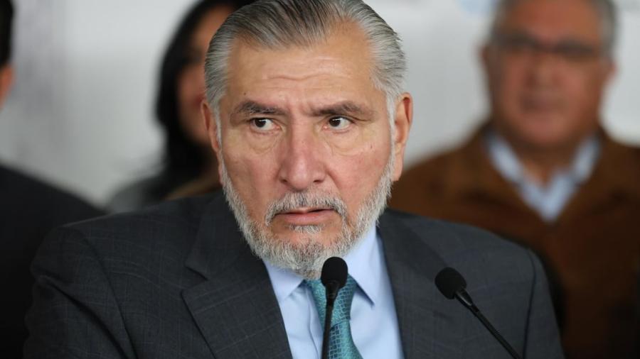 Exigen investigar a Adán Augusto López por presuntas irregularidades patrimoniales El Sistema Nacional Anticorrupción pide a la FGR y a la UIF abrir una indagatoria; el senador asegura estar “tranquilo” ante lo que considera una campaña en su contra Ciudad de México. — Los comités y consejos de participación ciudadana del Sistema Nacional Anticorrupción (SNA) exigieron una investigación formal contra el senador Adán Augusto López Hernández, coordinador de Morena en el Senado, por posibles inconsistencias patrimoniales y operaciones financieras irregulares. En un pronunciamiento público, las integrantes del SNA pidieron a la Fiscalía General de la República (FGR) y a la Unidad de Inteligencia Financiera (UIF) determinar si existen elementos para abrir una indagatoria. Subrayaron que el fuero parlamentario no puede confundirse con impunidad y que ningún funcionario está por encima de la ley. El comunicado —difundido en las redes oficiales del Comité de Participación Ciudadana— fue retirado poco después, presuntamente por presiones internas, según denunció Vania Pérez Morales, presidenta del Sistema Nacional Anticorrupción. La solicitud surge tras un reportaje de N+ que reveló que el legislador omitió declarar ingresos por más de 79 millones de pesos, algunos supuestamente vinculados con empresas fantasma y contratistas del gobierno de Tabasco. Reacción del senador Cuestionado sobre el tema, Adán Augusto López afirmó que los órganos del SNA “pueden solicitar el esclarecimiento de su patrimonio”, pero que él se mantiene “tranquilo” y atribuyó las denuncias a una campaña política en su contra. En paralelo, las organizaciones ciudadanas pidieron también la intervención del Servicio de Administración Tributaria (SAT), la Auditoría Superior de la Federación (ASF) y el Senado de la República, con el fin de verificar la información patrimonial del legislador y garantizar transparencia en los procesos. Entre la transparencia y la impunidad El caso de Adán Augusto López vuelve a colocar bajo el foco un tema que incomoda al poder: la opacidad patrimonial en la clase política mexicana. Si las denuncias resultan ciertas, estaríamos frente a un posible abuso de poder y una incongruencia ética grave dentro del partido gobernante. Sin embargo, lo más preocupante no es solo la sospecha de corrupción, sino la reacción institucional: el retiro del comunicado y la aparente censura dentro del propio Sistema Nacional Anticorrupción. México enfrenta una paradoja persistente: los órganos encargados de vigilar la honestidad pública siguen vulnerables a la presión política. La verdadera prueba no será la retórica, sino la capacidad de las autoridades para investigar con rigor, sin consigna y sin miedo.