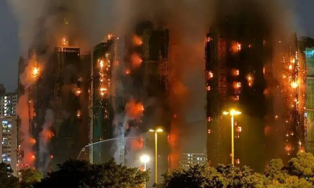Hong Kong arde: incendio masivo devasta complejo residencial