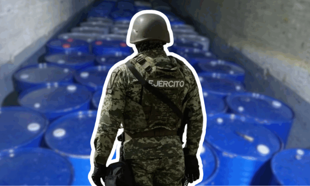 Miembro del Ejército Mexicano frente a tambos azules con precursores químicos asegurados durante un operativo federal.