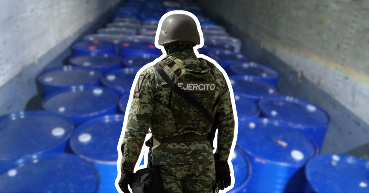 Miembro del Ejército Mexicano frente a tambos azules con precursores químicos asegurados durante un operativo federal.