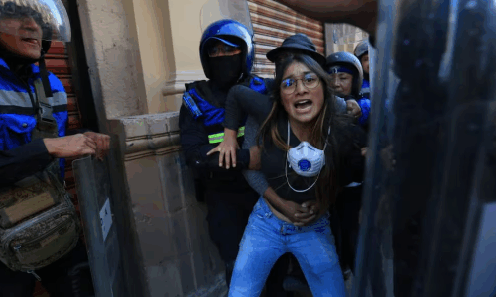 Familiares protestan mientras detenidos de la marcha de la Generación Z son trasladados al Reclusorio Norte en la CDMX