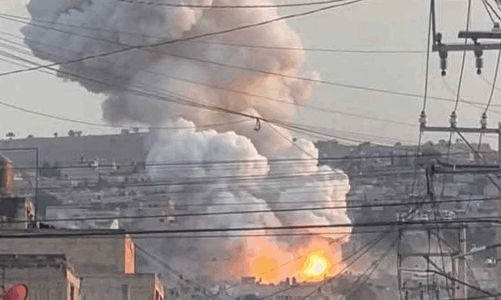 Nube de humo elevándose tras la explosión de un taller clandestino de pirotecnia en Huixquilucan.