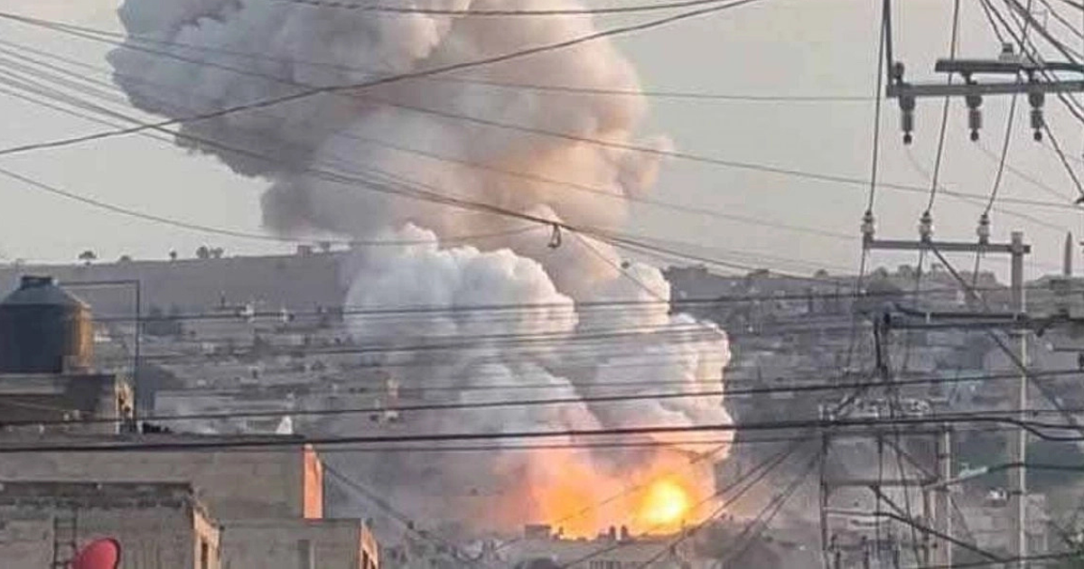 Nube de humo elevándose tras la explosión de un taller clandestino de pirotecnia en Huixquilucan.