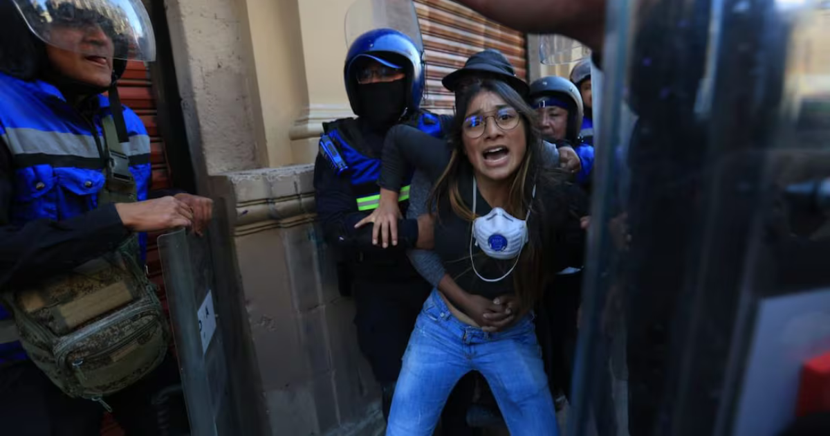 Familiares protestan mientras detenidos de la marcha de la Generación Z son trasladados al Reclusorio Norte en la CDMX