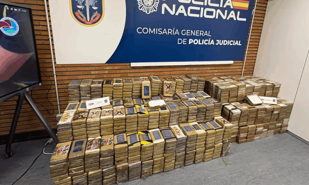 Agentes de la Policía Nacional de España muestran droga, armas y dinero asegurados al CJNG.