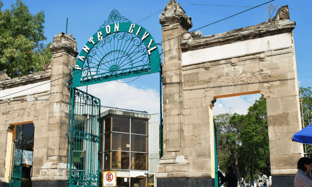 Vista del Panteón Civil Dolores en la CDMX, donde se realizan trabajos de exhumación y recuperación de restos.