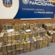 Agentes de la Policía Nacional de España muestran droga, armas y dinero asegurados al CJNG.