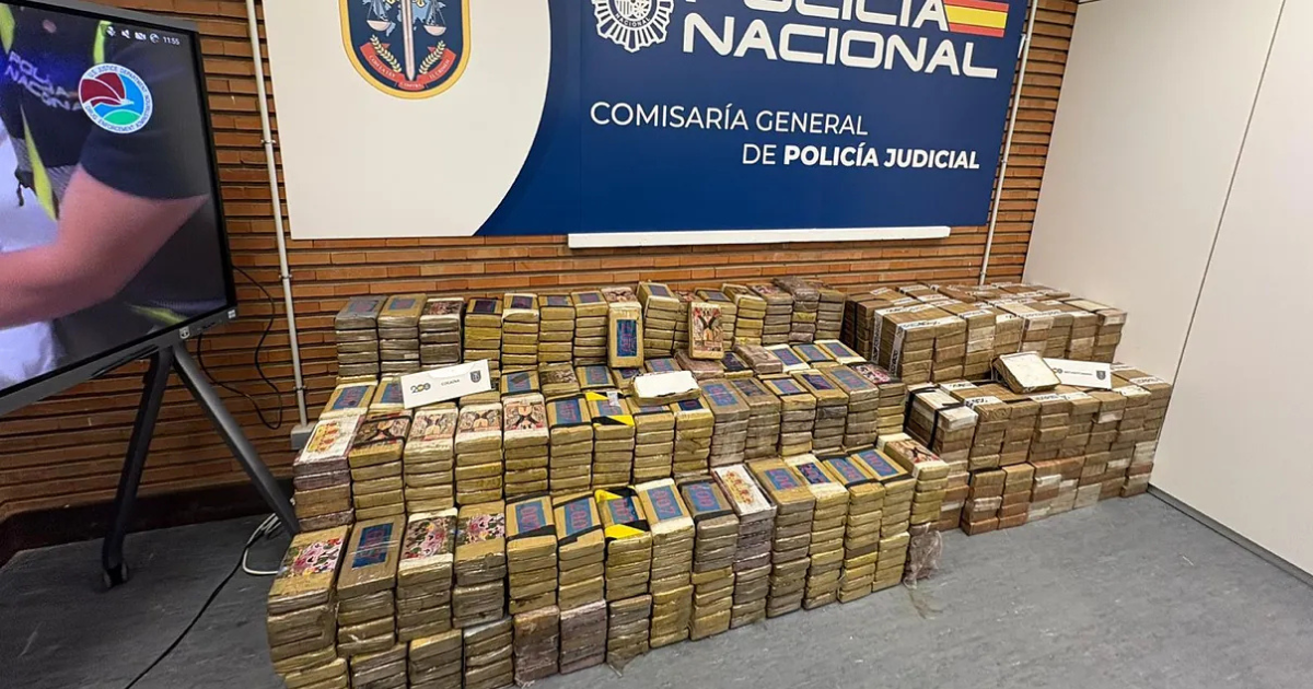 Agentes de la Policía Nacional de España muestran droga, armas y dinero asegurados al CJNG.