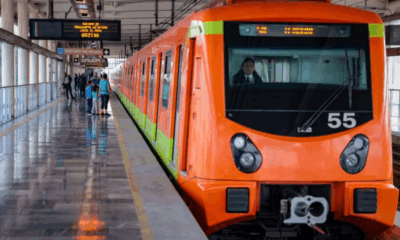Andén del Metro CDMX con usuarios abordando un tren en operación.