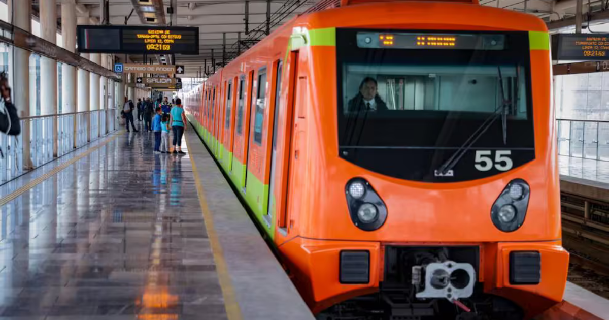 Andén del Metro CDMX con usuarios abordando un tren en operación.
