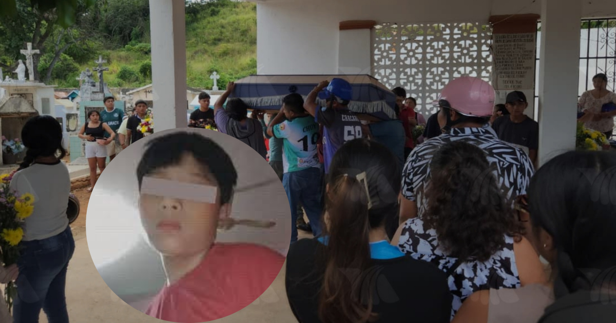 Familiares y vecinos de Tekax se reúnen en un panteón para despedir a Joel, menor asesinado en Tulum; al frente aparece su fotografía con los ojos cubiertos por privacidad.