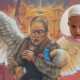 Collage de un mural que muestra a Alicia Matías Teodoro con alas cargando a su nieta Jazlyn Azuleth durante la explosión del Puente de la Concordia, junto a una foto reciente de la bebé.