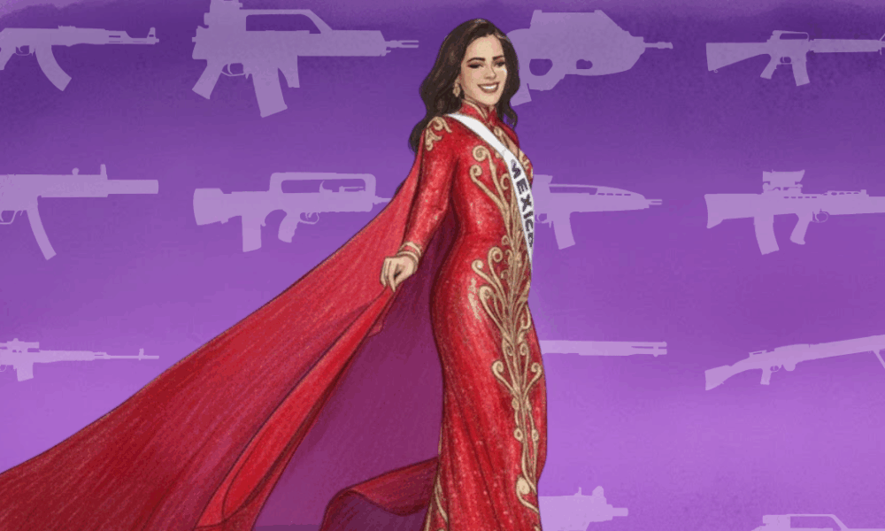 Ilustración estilo caricatura de una reina de belleza mexicana en un vestido de gala rojo con capa, sonriendo contra un fondo morado de acuarela decorado con siluetas blancas de varias armas de fuego.