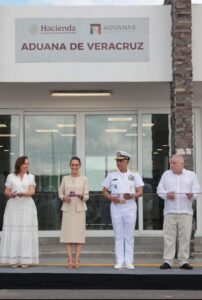 Imagen de la ampliación de la Aduana de Veracruz, con nueva infraestructura tecnológica, áreas de revisión, andenes modernizados y sistemas de monitoreo instalados en el recinto portuario.