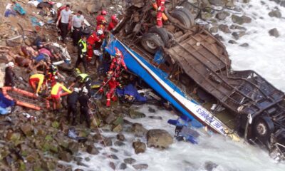 Autobús de pasajeros cae a un abismo en la región de Arequipa, Perú, dejando al menos 37 muertos y 13 heridos en la carretera Panamericana Sur.
