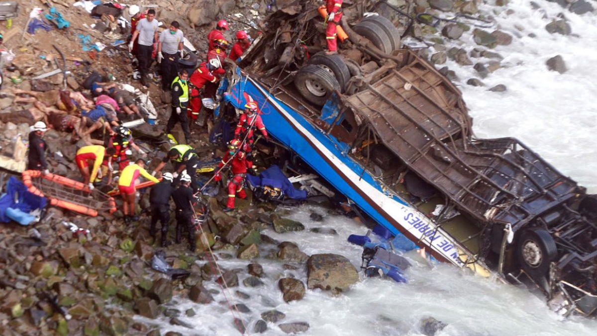 Autobús de pasajeros cae a un abismo en la región de Arequipa, Perú, dejando al menos 37 muertos y 13 heridos en la carretera Panamericana Sur.