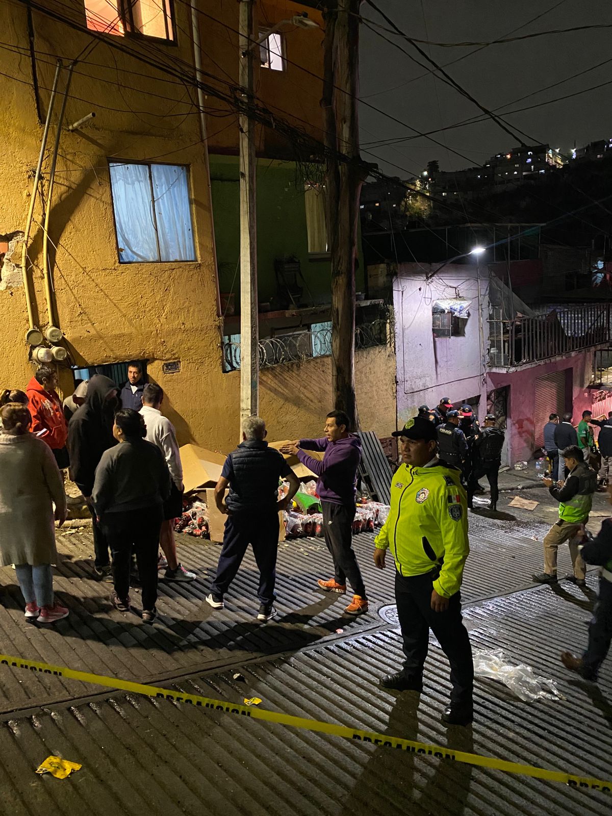 Personal de tránsito acordona zona donde camión de refrescos choca en Álvaro Obregón