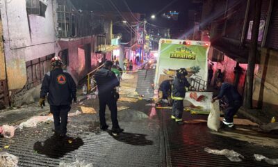 Elementos de la Secretaría de Seguridad Ciudadana brindan apoyo en la zona del accidente donde volcó un camión de Jarritos.