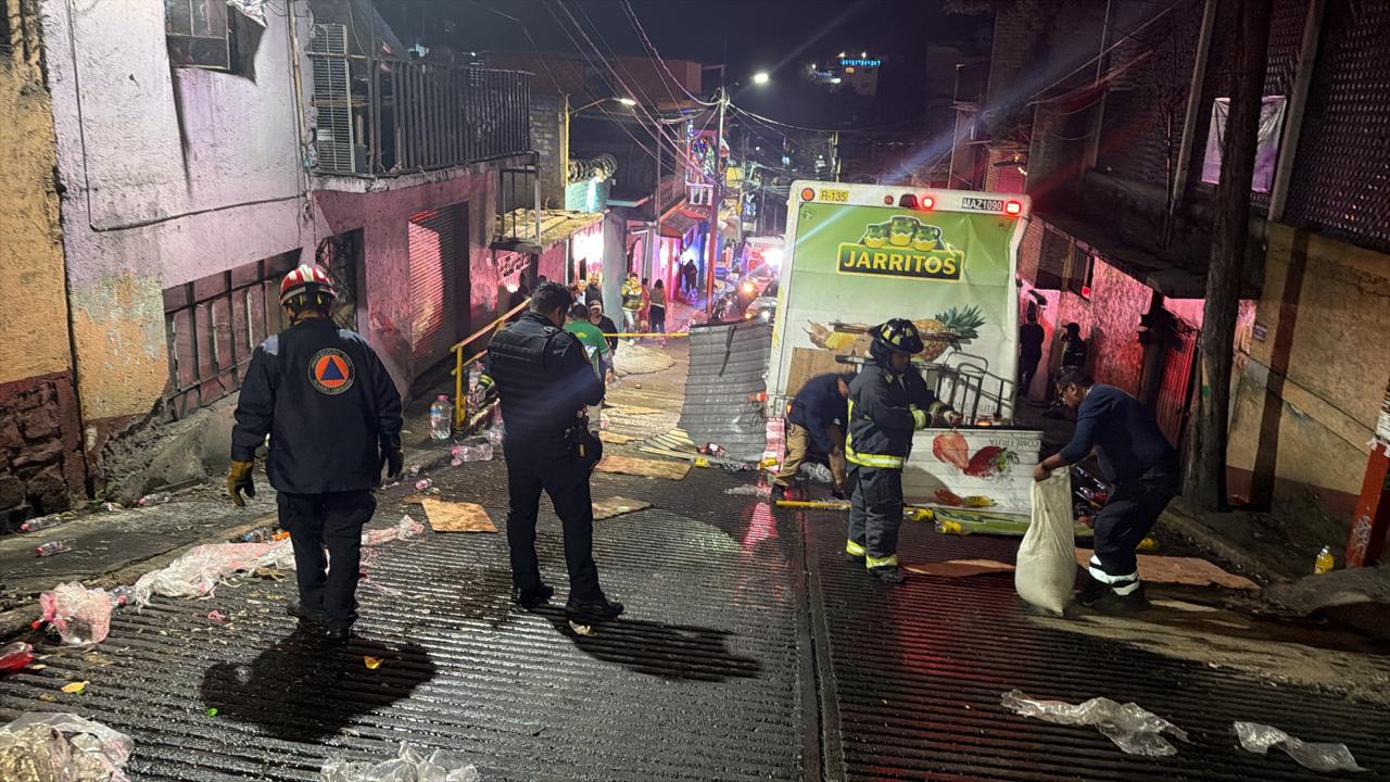 Elementos de la Secretaría de Seguridad Ciudadana brindan apoyo en la zona del accidente donde volcó un camión de Jarritos.