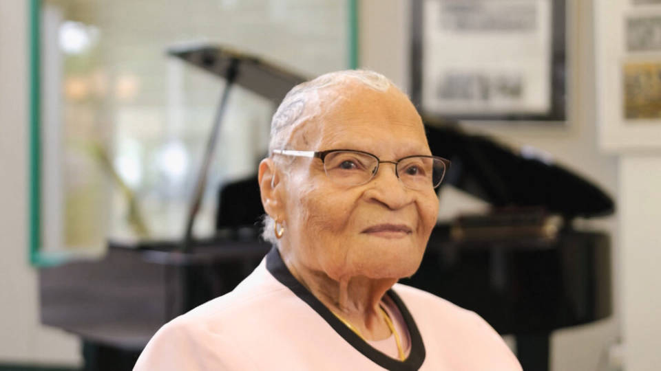 Viola Fletcher, sobreviviente de la Masacre de Tulsa, sentada en una estancia