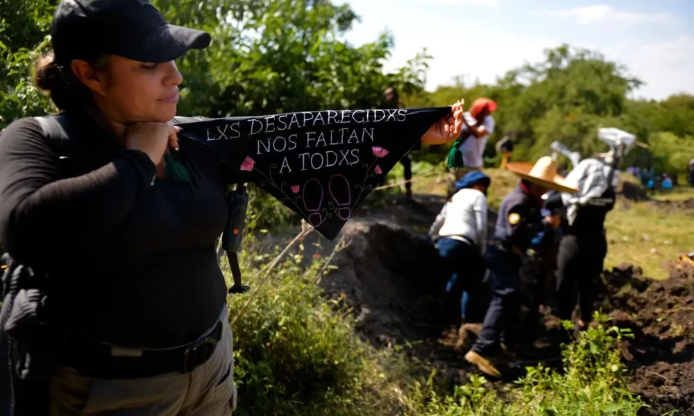Personal forense participa en labores de exhumación durante un operativo de recuperación de restos en la CDMX