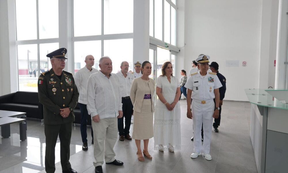 Imagen de la presidenta Claudia Sheinbaum durante la inauguración de la ampliación de la Aduana de Veracruz; aparece frente a la nueva infraestructura tecnológica del puerto mientras ofrece un mensaje sobre modernización y seguridad aduanera.