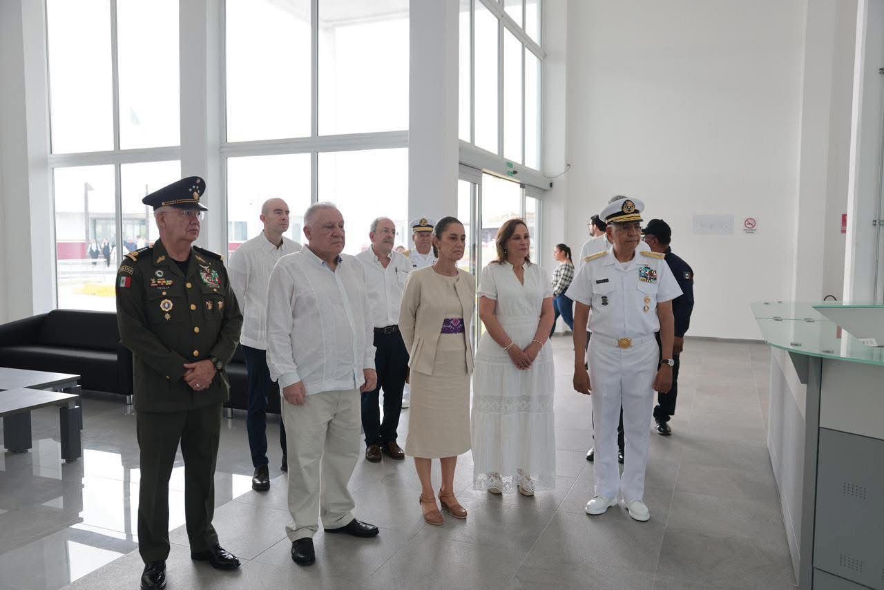 Imagen de la presidenta Claudia Sheinbaum durante la inauguración de la ampliación de la Aduana de Veracruz; aparece frente a la nueva infraestructura tecnológica del puerto mientras ofrece un mensaje sobre modernización y seguridad aduanera.