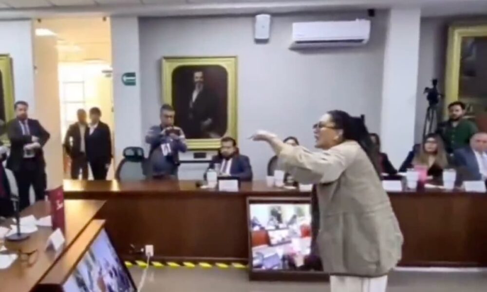 Madre irrumpe en el Congreso de Hidalgo para denunciar omisiones en casos de violencia vicaria y homicidio.