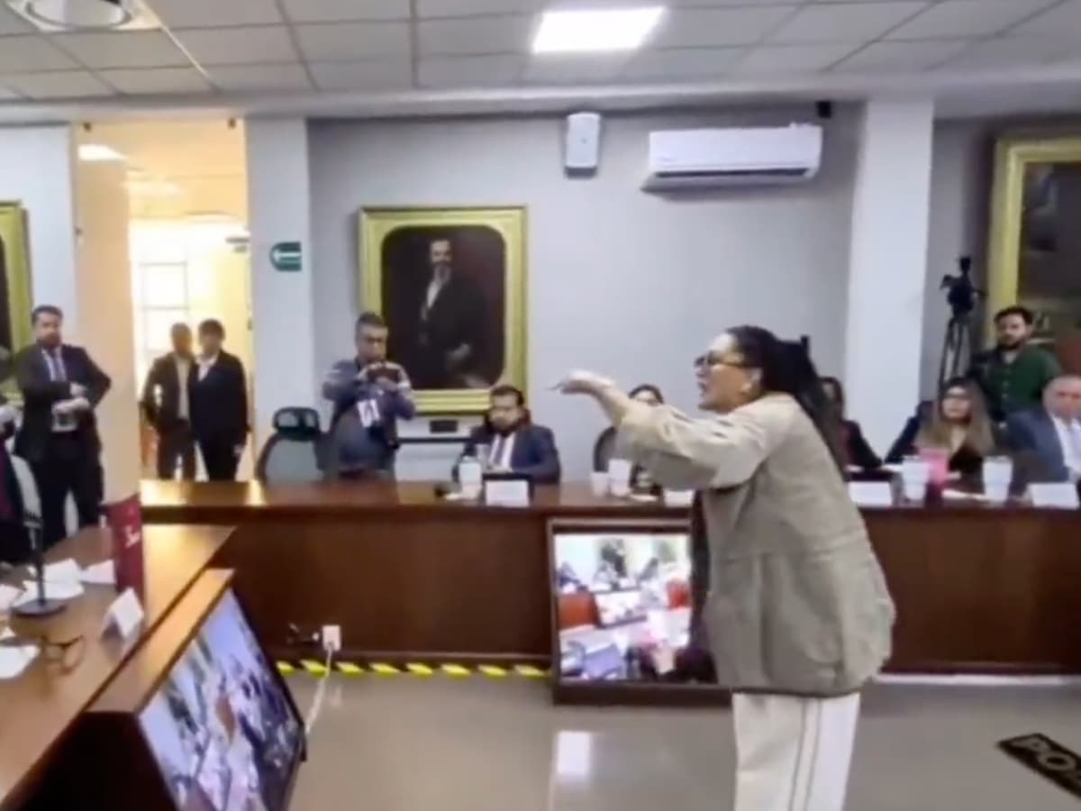 Madre irrumpe en el Congreso de Hidalgo para denunciar omisiones en casos de violencia vicaria y homicidio.