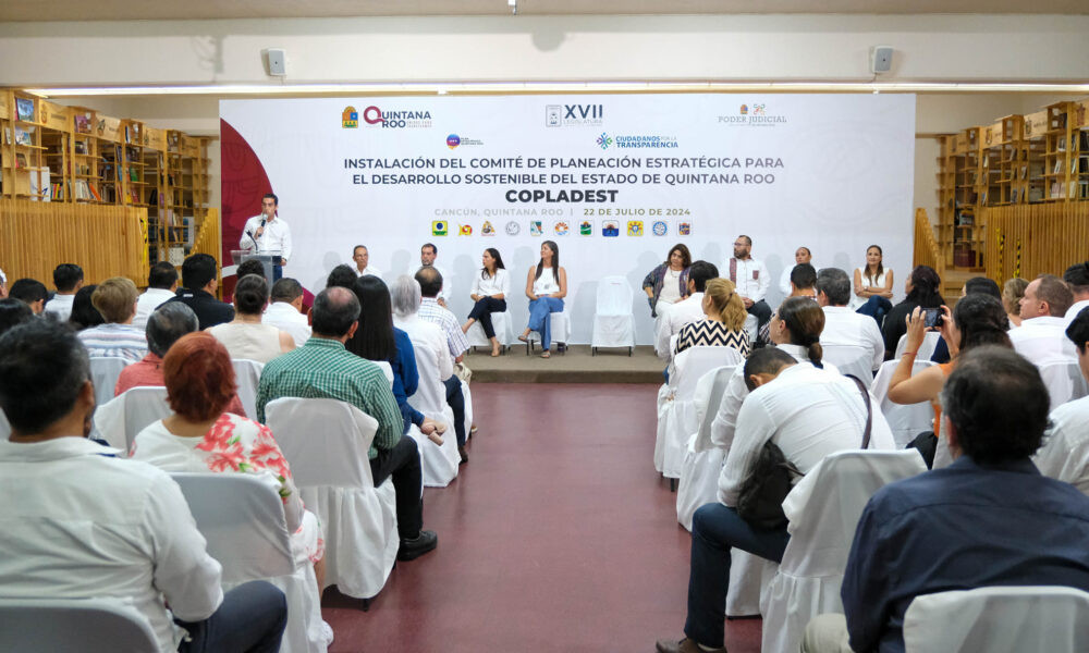 Integrantes del COPLADEST posan con sus nombramientos durante la instalación del Comité de Planeación Estratégica para el Desarrollo Sostenible en Quintana Roo.