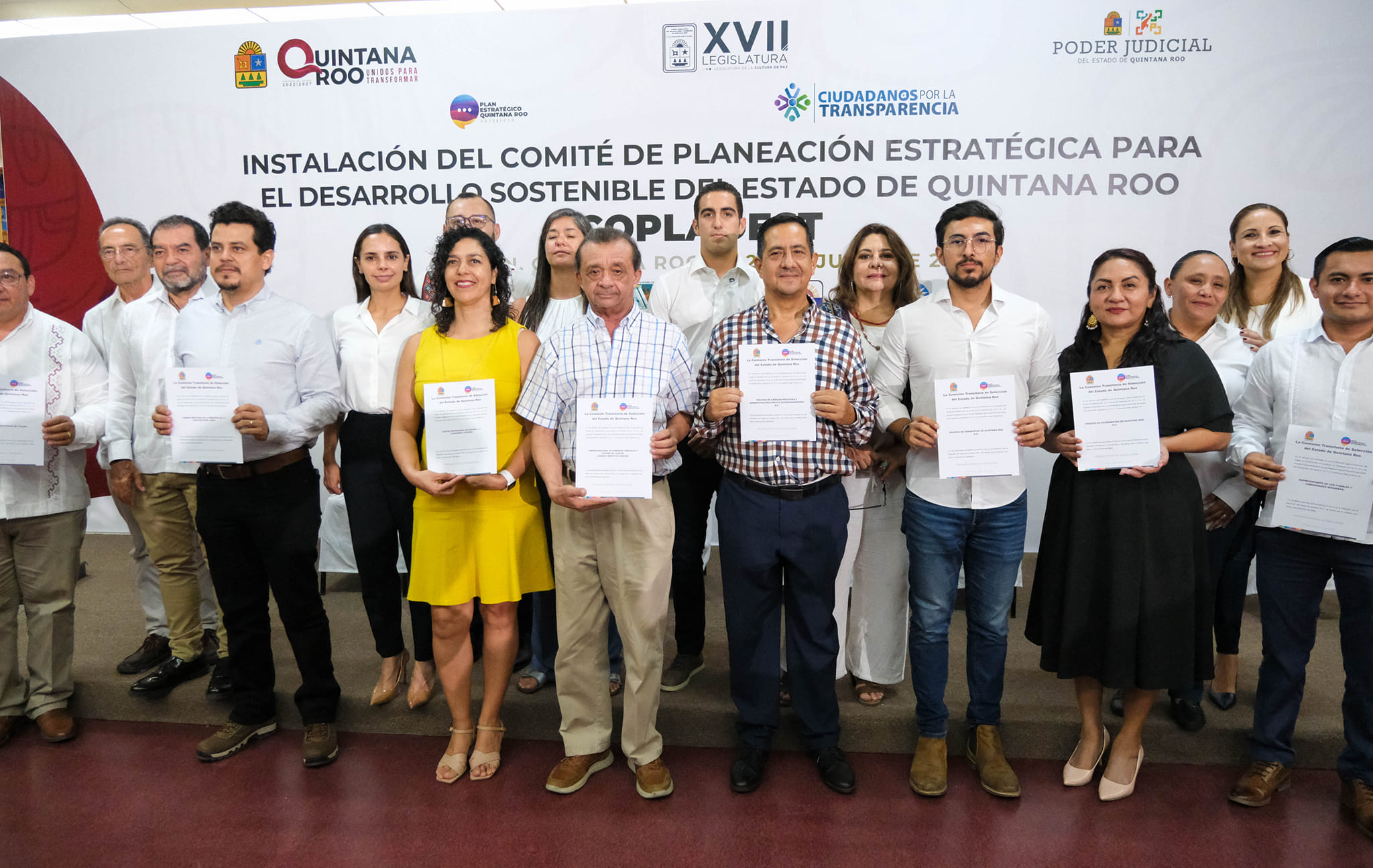 Integrantes del Copladem sostienen documento oficial durante el evento de presentación, en un proceso participativo con más de 6,450 voces.