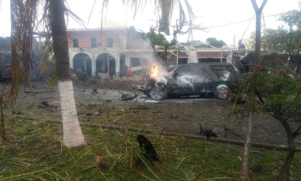Vehículo destruido tras explosión frente a base de la Policía Comunitaria en Coahuayana, Michoacán.