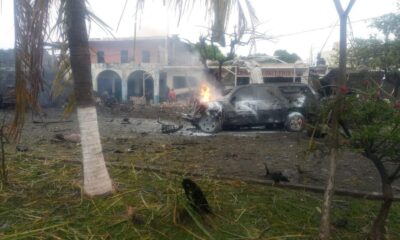 Vehículo destruido tras explosión frente a base de la Policía Comunitaria en Coahuayana, Michoacán.