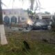 Vehículo destruido tras explosión frente a base de la Policía Comunitaria en Coahuayana, Michoacán.
