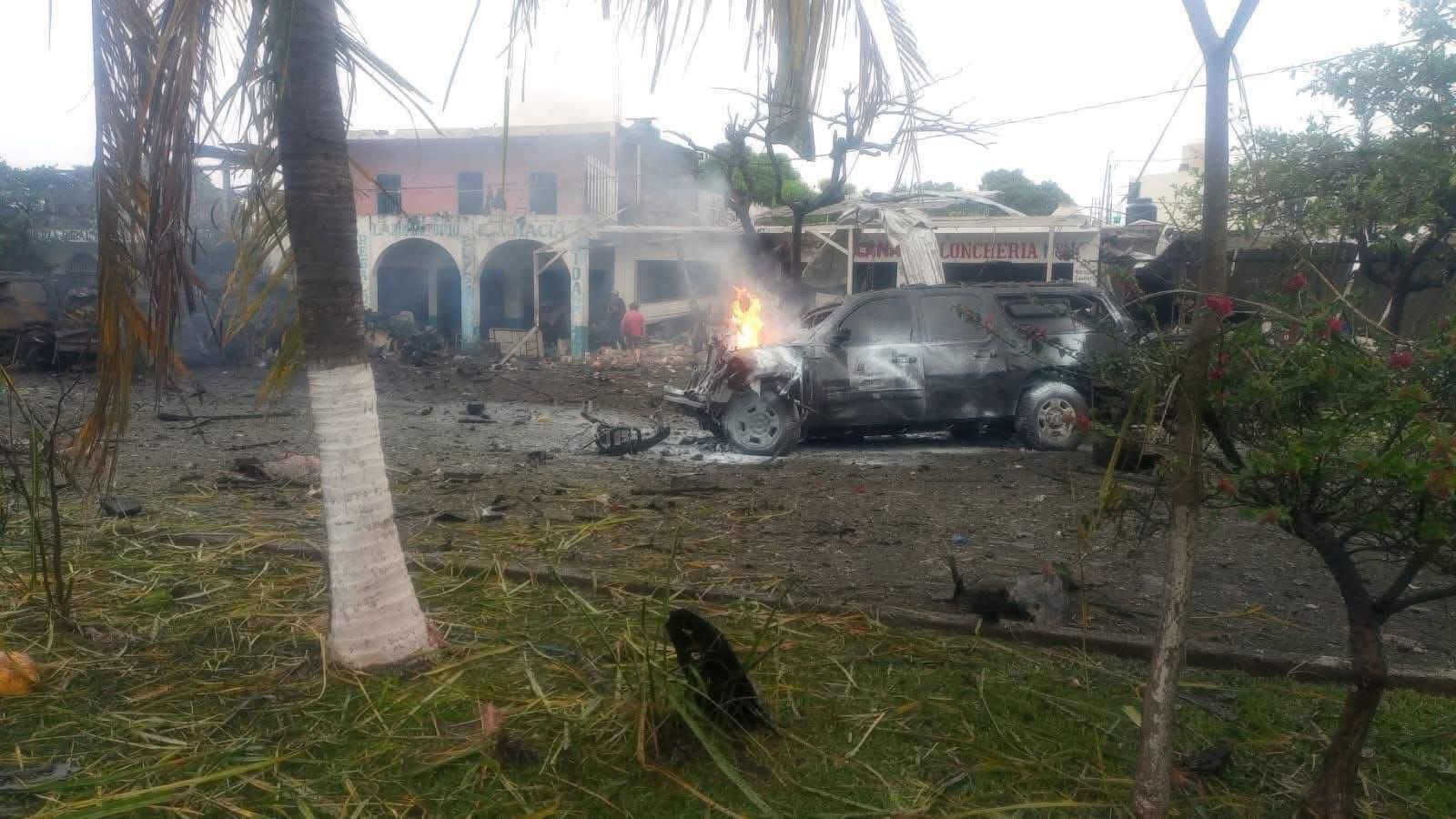 Vehículo destruido tras explosión frente a base de la Policía Comunitaria en Coahuayana, Michoacán.