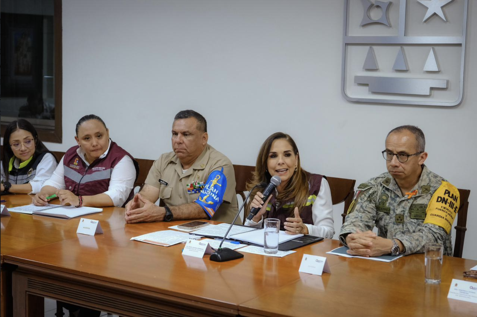 Rueda de prensa encabezada por la gobernadora de Quintana Roo, Mara Lezama, junto a la Secretaría de Gobierno durante la sesión de cierre del Consejo Estatal de Protección Civil.