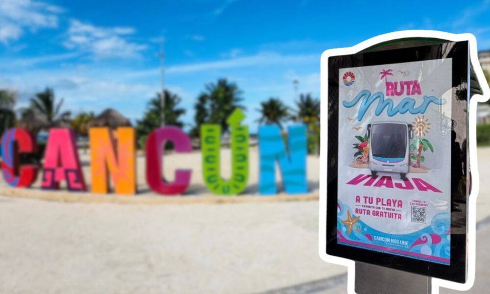 Letrero oficial de Ruta Mar en Cancún que informa sobre el servicio de transporte gratuito hacia playas públicas de la zona hotelera.