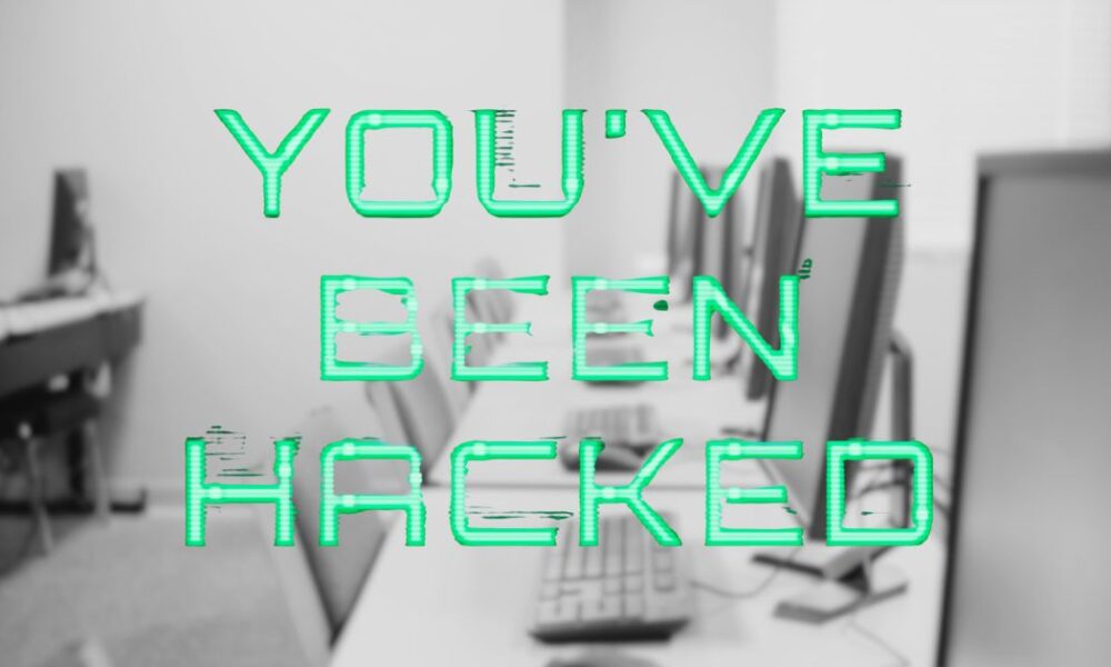 Pantallas de computadoras con mensaje “YOU BEEN HACKED” que representa los riesgos de los ciberataques y la falta de ciberseguridad en México