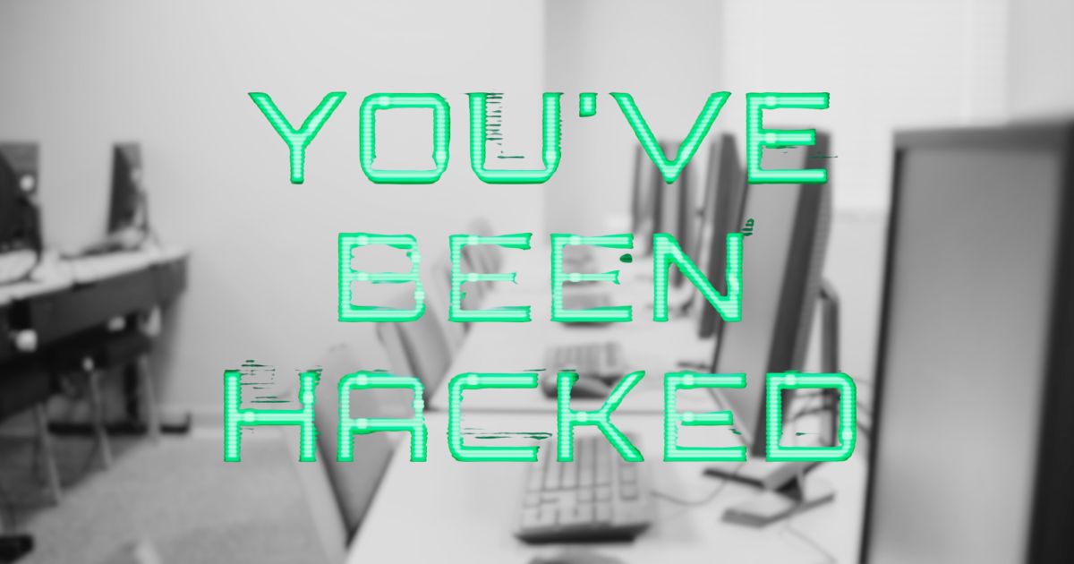 Pantallas de computadoras con mensaje “YOU BEEN HACKED” que representa los riesgos de los ciberataques y la falta de ciberseguridad en México